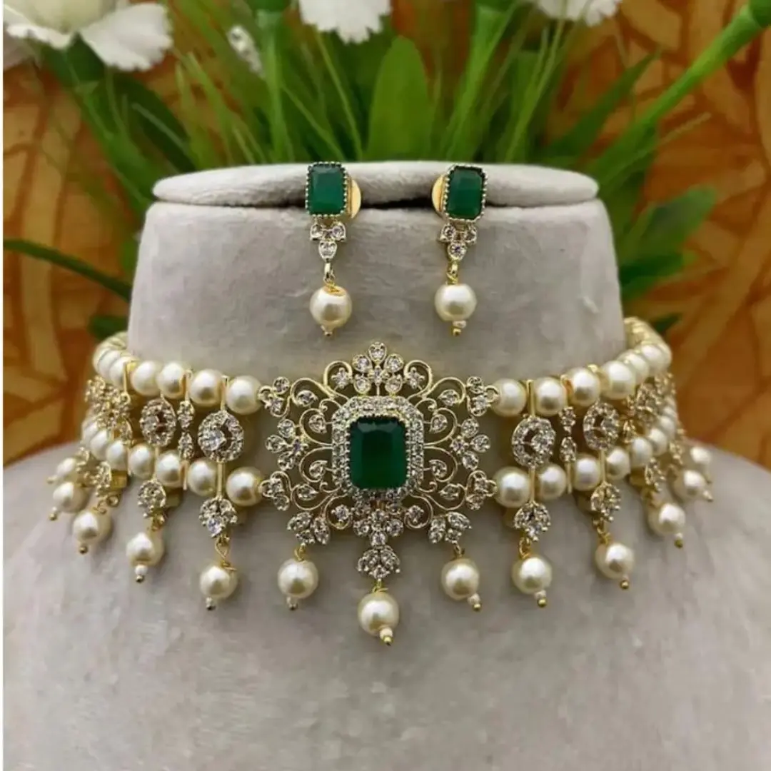 Green stone choker-shaasboutique Golden and green stone choker<br />